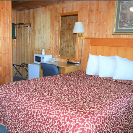 Green Acre Motel By Oyo Near Rush County Airport La Crosse Eksteriør bilde