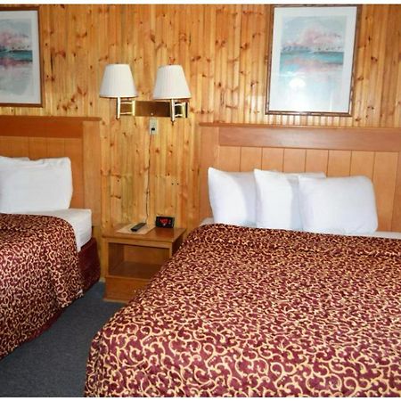 Green Acre Motel By Oyo Near Rush County Airport La Crosse Eksteriør bilde