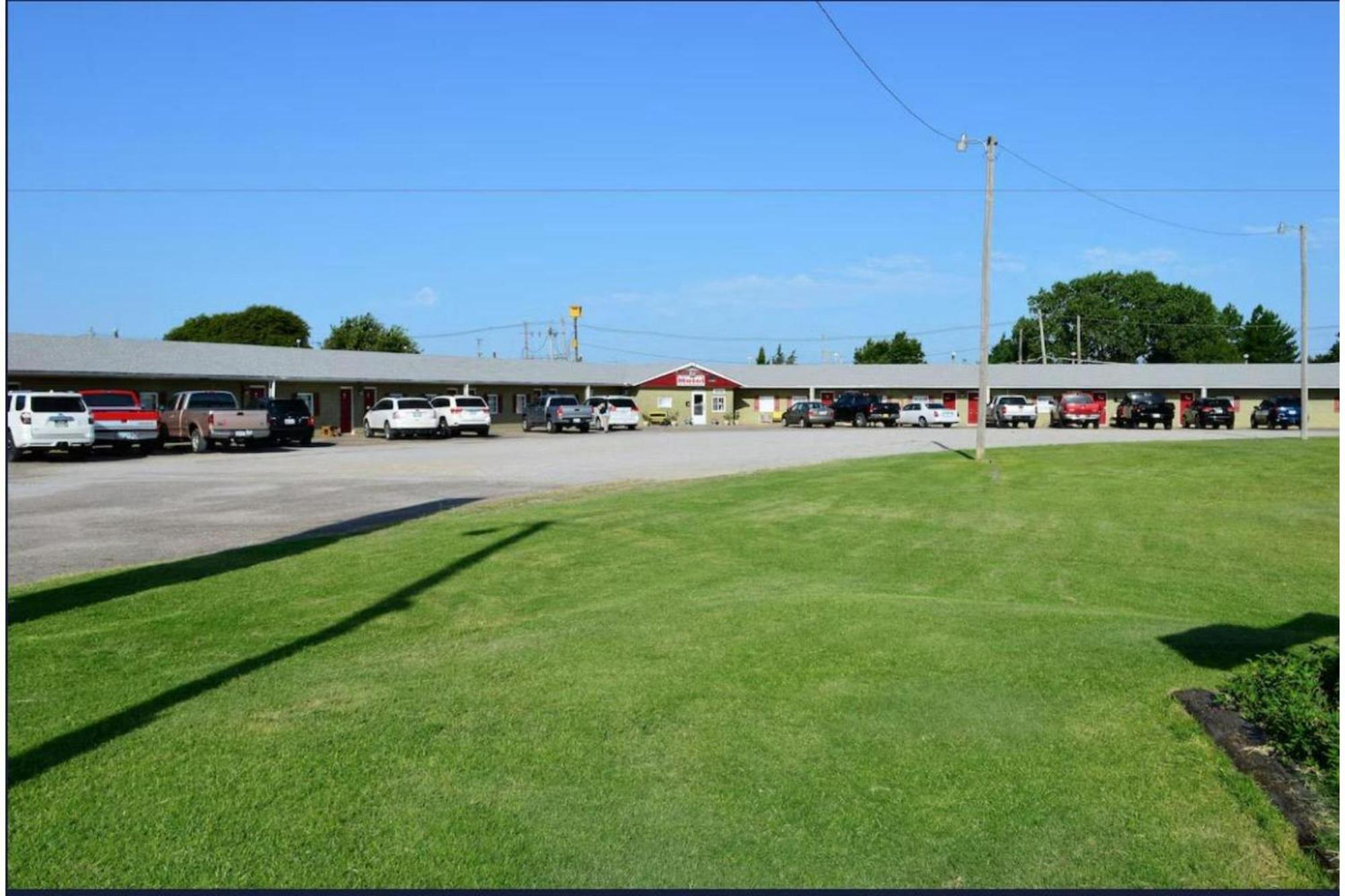 Green Acre Motel By Oyo Near Rush County Airport La Crosse Eksteriør bilde