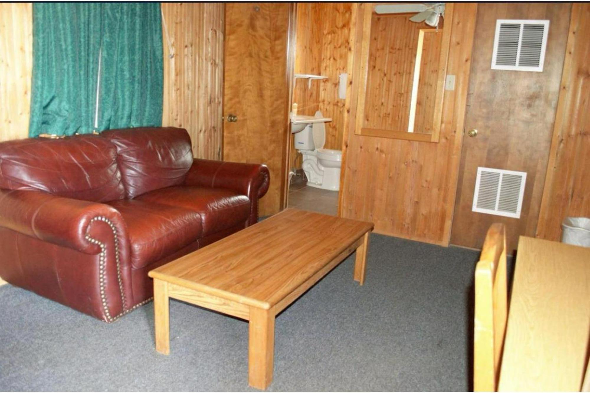 Green Acre Motel By Oyo Near Rush County Airport La Crosse Eksteriør bilde
