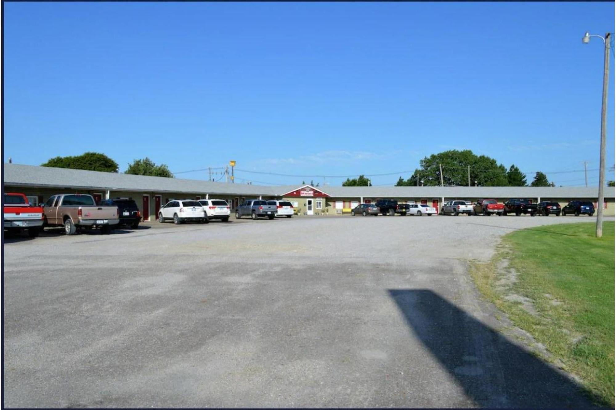 Green Acre Motel By Oyo Near Rush County Airport La Crosse Eksteriør bilde
