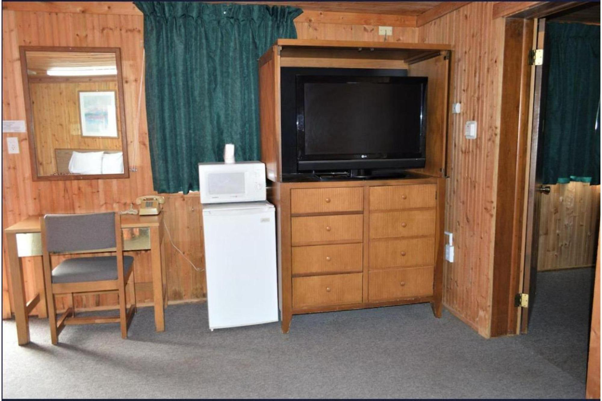 Green Acre Motel By Oyo Near Rush County Airport La Crosse Eksteriør bilde